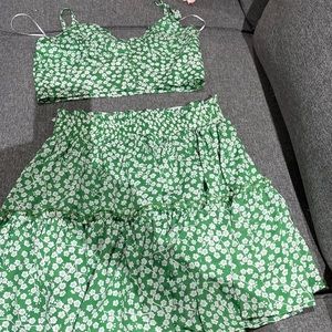 This is a Women’s size 4 Princess Polly two piece skirt outfit